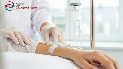 Рука и капельница крупным планом